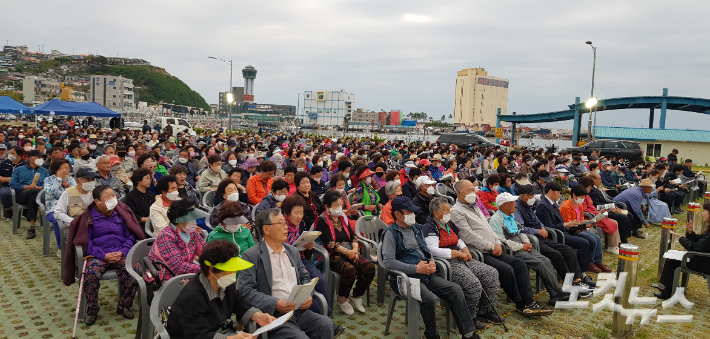 제29회 풍어예배 및 어르신 효잔치가 18일 동해묵호항 여객선터미널 주차장에서 열렸다. 이원현 엔지니어