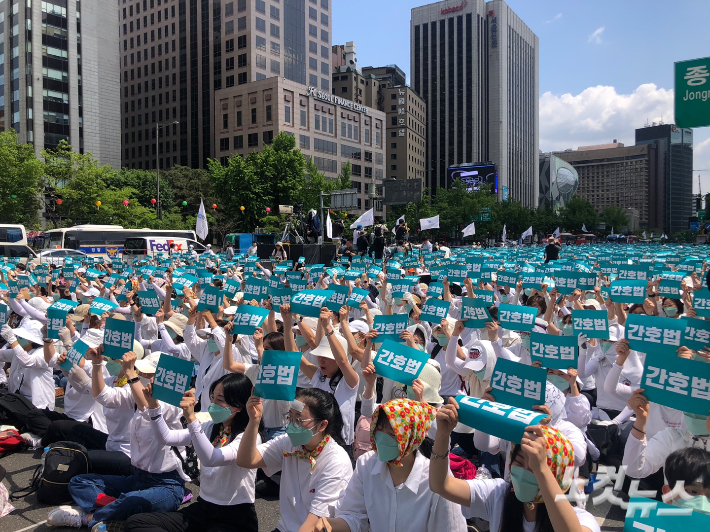 19일 오후 윤석열 대통령의 간호법 거부권 행사를 규탄하며 서울 광화문 일대에 운집한 간호사들. 이은지 기자