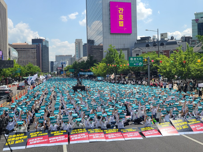 19일 서울 광화문 일대를 가득 채운 간호사들이 내년 총선에서 '허위사실'을 유포한 당정을 심판하겠다며 구호를 외치고 있다. 대한간호협회 제공