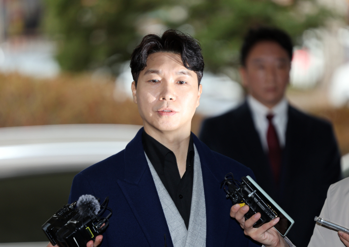 방송인 박수홍이 지난 3월 15일 서울서부지방법원에서 횡령 혐의로 구속기소 된 친형의 속행공판에 증인으로 출석하며 입장을 발표하고 있다. 연합뉴스