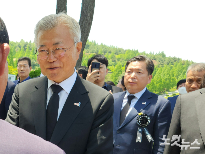 문재인 전 대통령과 김병내 남구청장이 지난 17일 광주 북구 국립 5·18민주묘지를 참배했다. 박성은 기자
