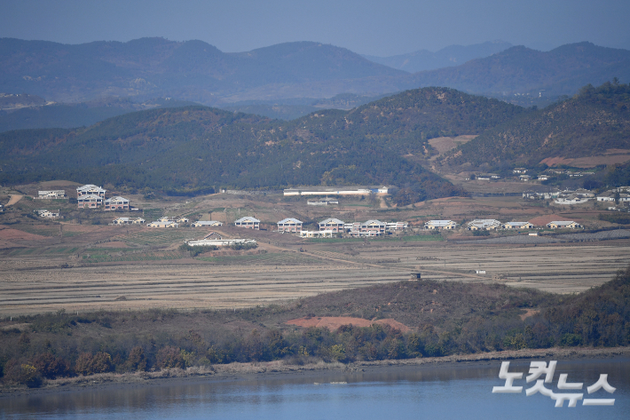 경기도 파주시 오두산 통일전망대에서 바라본 북한 마을의 모습. 류영주 기자