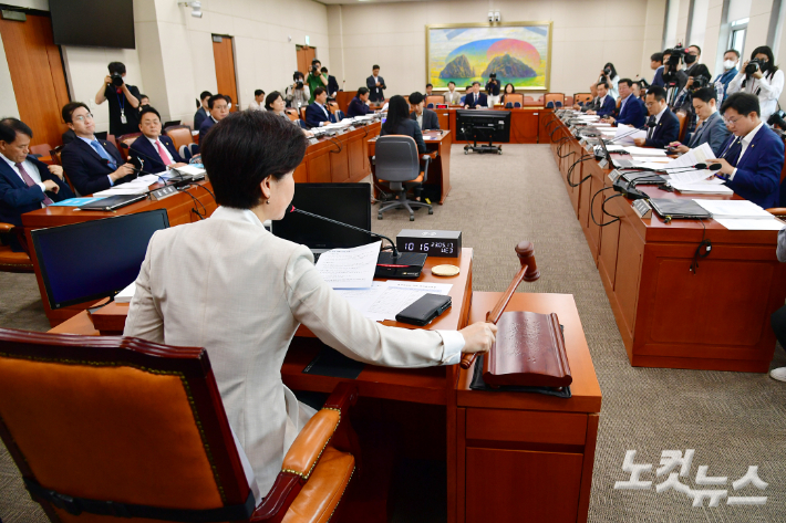 17일 서울 여의도 국회에서 열린 정무위원회 전체회의에서 백혜련 위원장이 의사봉을 두드리고 있다. 이날 정무위에서는 국회의원의 가상자산 자진신고 및 조사에 관한 결의안을 채택했다. 윤창원 기자