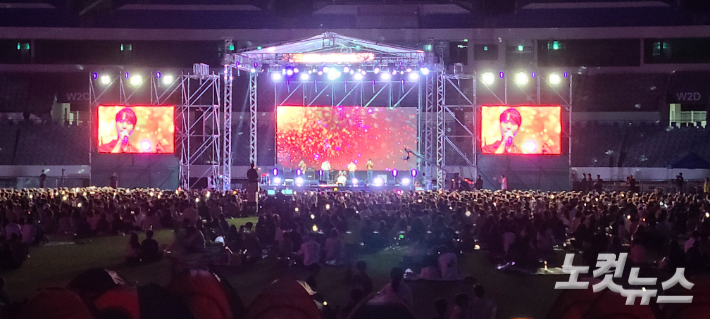 라포엠이 공연을 하고 있는 모습. 박창주 기자