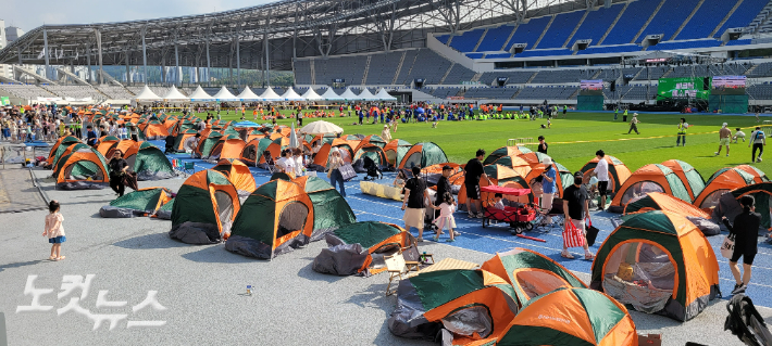 20일 '2023 피크닉 페스티벌'이 열린 용인미르스타디움 주경기장에서는 시민들이 텐트촌을 만들어 축제를 즐겼다. 박창주 기자 