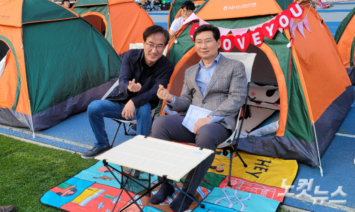 축제 현장을 찾은 용인문화재단 김혁수(왼쪽) 대표이사와 이상일 용인특례시장. 박창주 기자 