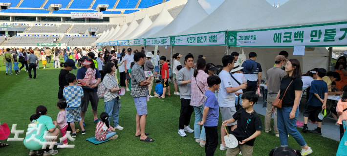 축제장에 마련된 다채로운 체험 부스들. 박창주 기자