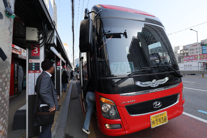 70번 버스 노선에 투입된 전세버스가 김포시 고촌역 인근 버스정류장으로 들어서는 모습. 사진 연합뉴스