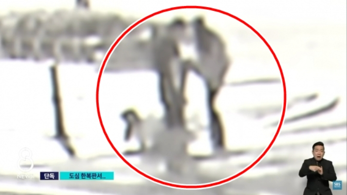  중학생 딸을 무자비하게 폭행하는 가족의 모습. SBS 방송화면 캡처