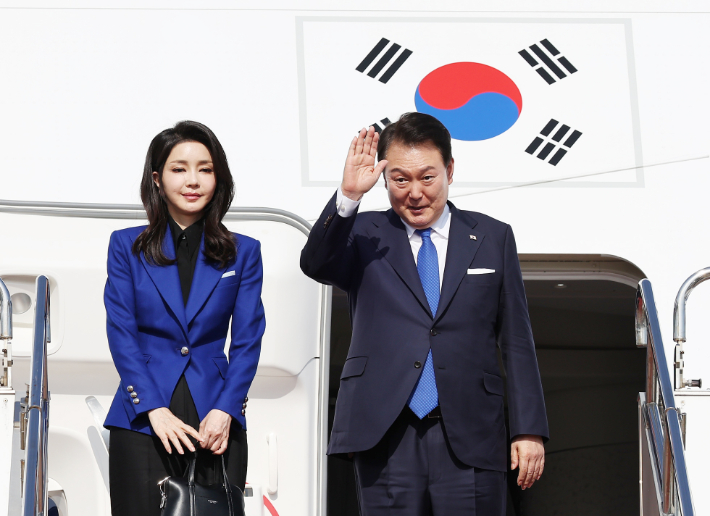 주요 7개국(G7) 정상회의 일정을 마친 윤석열 대통령과 부인 김건희 여사가 21일 일본 히로시마 공항에서 귀국길에 오르고 있다. 연합뉴스