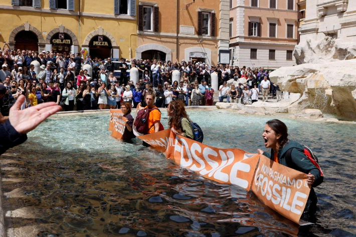 화석연료 보조금 지급 중단 요구 시위를 벌이는 이탈리아 환경단체 '울티마 제네라치오네' 활동가들. 연합뉴스