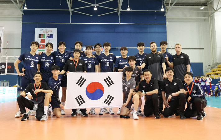  2023 아시아 남자 클럽 배구 선수권 대회를 7위로 마친 대한항공 선수단. 한국배구연맹