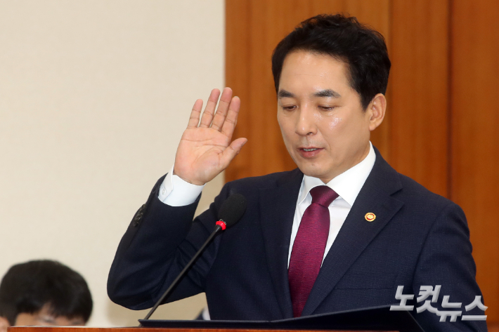 박민식 국가보훈부 장관 후보자가 22일 서울 여의도 국회에서 열린 인사청문회에서 선서를 하고 있다. 윤창원 기자