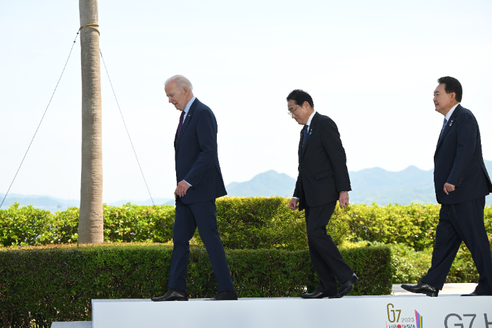 한미일 정상회담에 앞서 조 바이든 미국 대통령, 기시다 후미오 일본 총리와 기념촬영을 마친 뒤 회담장으로 향하고 있다. 연합뉴스 