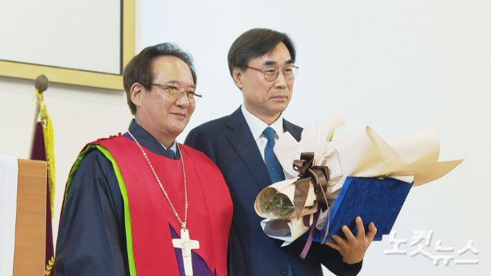 (왼쪽부터)한국기독교장로회 총회 강연홍 총회장, 한신학원  박유철 신임 이사장