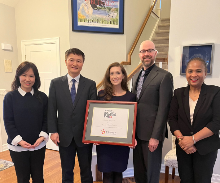 한국인 관광객 구한 미국인 부부(우측에서 두번째와 세번째 남녀). 한국관광공사 제공