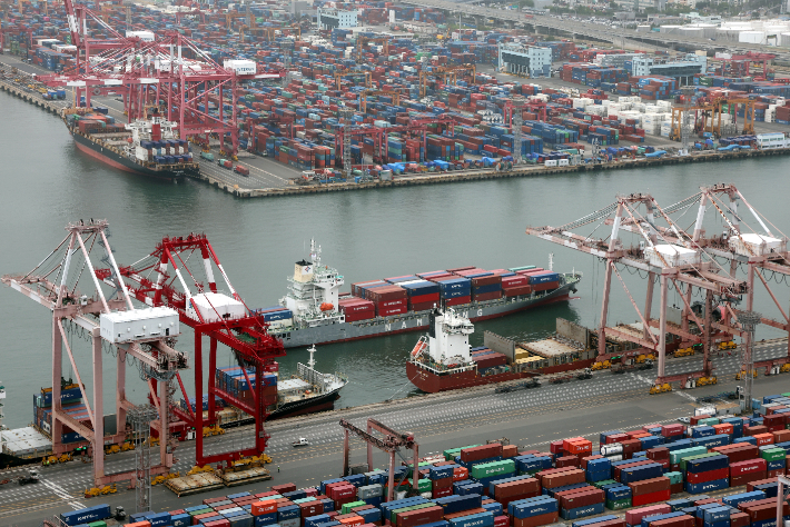 부산항으로 입항하는 컨테이너선. 연합뉴스