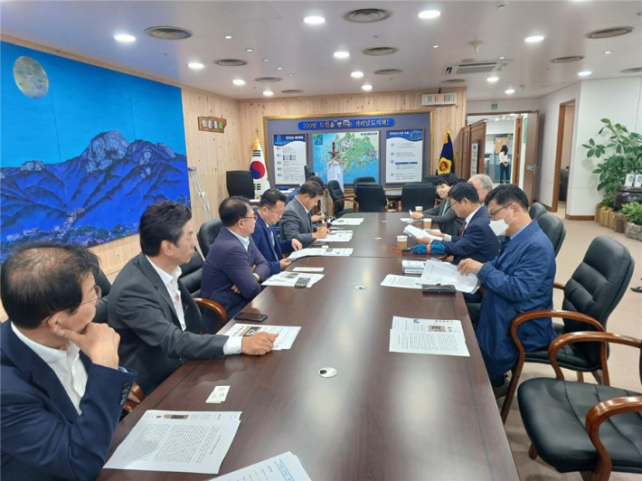 전라도 천년사 편찬위원회 위원들이 지난 22일 전남도의회를 찾아 도의장 및 각 상임위원장들과 간담회를 했다. 전라도천년사 편찬위 제공