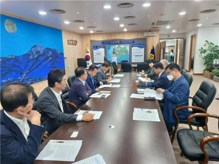 전라도천년사 편찬위원회 위원장단이 전남도의회에서 간담회를 하고 있다. 전라도천년사 편찬위원회 제공