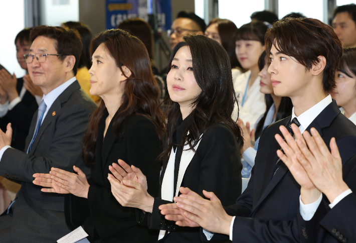 김건희 여사가 23일 서울 중구 한국관광공사 홍보관 '하이커 그라운드'에서 열린 K-관광 협력단 출범식에 참석하고 있다. 왼쪽부터 박보균 문화체육관광부 장관, 이부진 한국방문의 해 위원장, 김건희 여사, 차은우 한국방문의 해 홍보대사. 연합뉴스