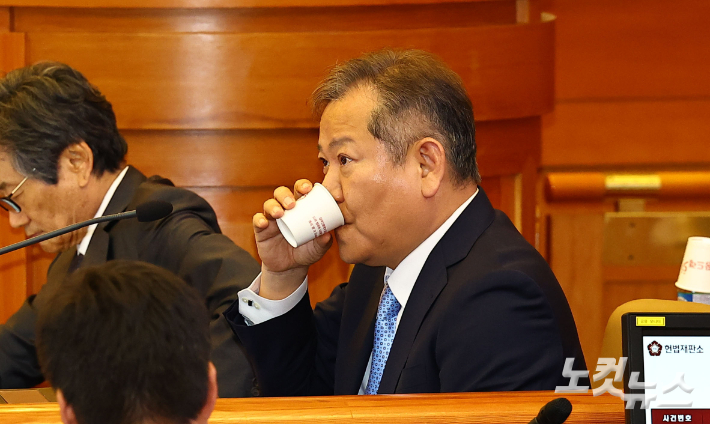 이상민 행정안전부 장관이 물을 마시고 있다. 류영주 기자