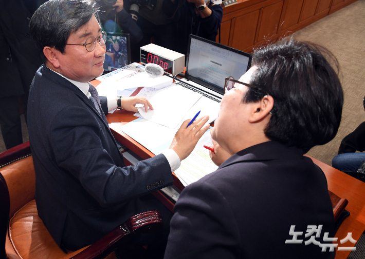 국회 환경노동위원회 여당 간사인 임이자 의원 등 국민의힘 위원들이 지난 2월 국회 환노위 전체회의에서 노동조합법 2·3조 개정안 상정에 맞서 퇴장하며 전해철 위원장에게 항의하고 있다. 황진환 기자