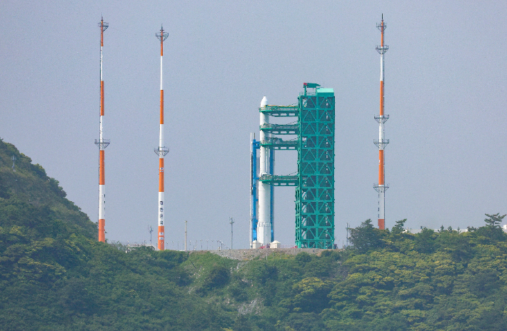 한국형 발사체 누리호(KSLV-Ⅱ)가 3차 발사를 하루 앞둔 23일 오전 전남 고흥군 나로우주센터에 기립된 누리호가 발사대에 고정돼 있다. 연합뉴스