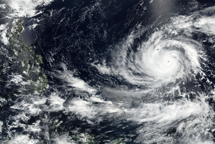 미항공우주국(NASA)이 배포한 태풍 마와르 위성사진. 연합뉴스 