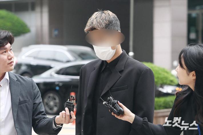 법정 향하는 최하늘 작가