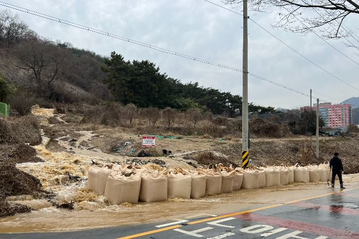 지난 2월 12일 광주 덕남정수장 송수관로 밸브 고장으로 광산구, 남구 등에 수돗물 공급이 중단됐으며, 수돗물 5만여 톤이 넘쳐흘러 정수장 입구 농경지, 도로 등이 침수되는 피해가 났다. 남구청 제공