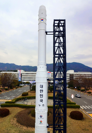 경남도청 정문에 세워진 누리호. 경남도청 제공