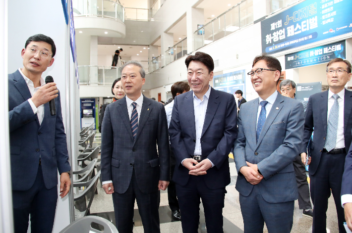 전북 전주시와 전북대, 전주정보문화산업진흥원은 24일 전북대학교 진수당과 구정문 일대에서 '제1회 J-디지털 취·창업 페스티벌'을 개최했다. 전주시 제공