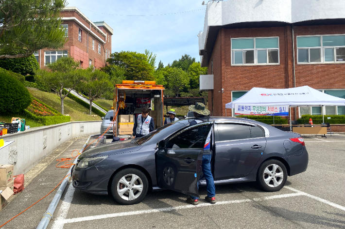 전라북도장애인복지관은 24일 한국도로공사 전북본부가 복지관 이용 장애인과 지역주민 차량을 대상으로 무상점검서비스를 했다고 밝혔다.  전라북도장애인복지관 제공