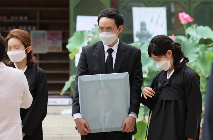 지난 2020년, 49재 마치고 고 박원순 서울시장 영정 든 아들 박주신 씨. 연합뉴스