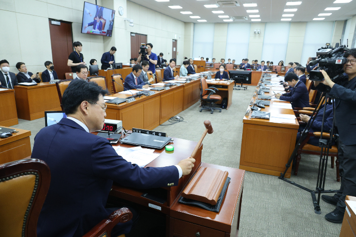 24일 오후 국회에서 열린 행정안전위원회 전체회의. 연합뉴스 