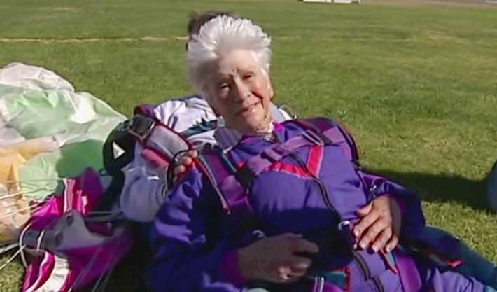 호주의 클레어 나우랜드 할머니가 80세 생일을 맞아 스카이다이빙한 뒤에 기념 촬영을 하고 있다. 95세인 나우랜드 할머니는 지난 17일 경찰이 쏜 테이저건에 맞고 쓰러졌다가 24일(현지시간) 끝내 사망했다. 연합뉴스