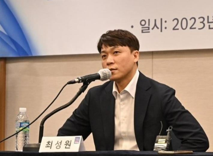 최성원이 23일 '2023년도 PBA 팀 리그 드래프트'에서 1라운드 1순위로 휴온스의 지명을 받은 뒤 기자 회견에서 소감을 밝히고 있다. PBA