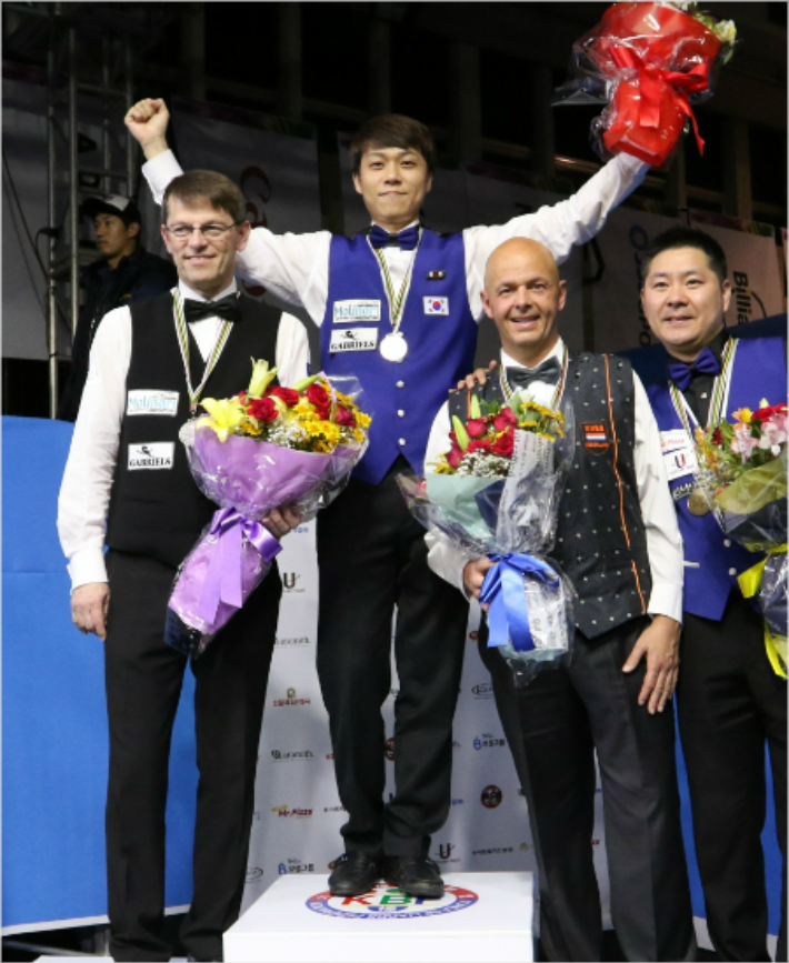 2014년 세계3쿠션선수권대회에서 한국인 최초로 우승을 차지한 최성원이 결승 상대 브롬달(왼쪽), 서현민(오른쪽) 등 입상자들과 시상대에 선 모습. 대한당구연맹