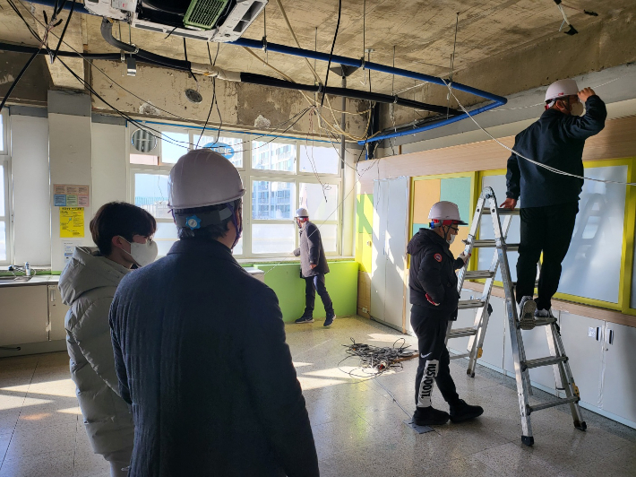 동신초 석면해체 모습. 경북교육청 제공