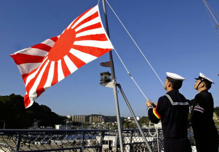 해상자위대의 함정에 내걸려 있는 깃발. 요미우리 신문 캡처