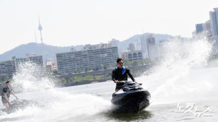 한강에서 즐기는 제트스키