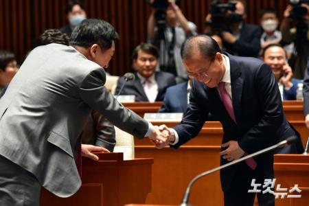 인사하는 김기현 대표-윤재옥 원내대표