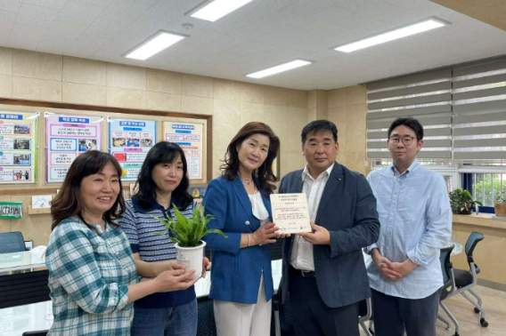 금호타이어는 기후 변화에 적극 대응하기 위해 트리플래닛과 함께 숭미초등학교(서울시 도봉구 소재)에 교실 숲을 조성한다고 25일 밝혔다. 금호타이어 제공