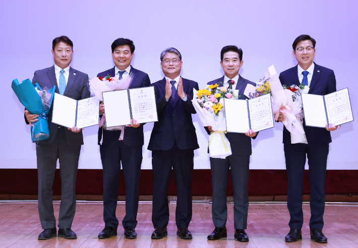 전북도는 25일 일자리정책 우수 시군에 선정된 김제시, 고창군, 익산시, 순창군 부단체장에게 표창장을 수여했다. 전북도 제공