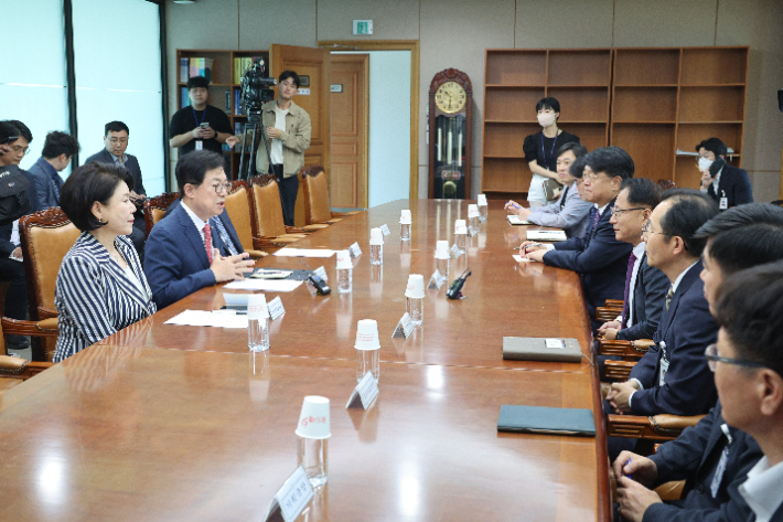 지난 23일 국회 행정안전위원회 여당 간사인 국민의힘 이만희 의원과 정우택·조은희 의원이 자녀 특혜 채용 의혹과 북한 해킹 관련 의혹 관련 경기도 과천 중앙선거관리위원회를 항의 방문해 박찬진 사무총장, 송봉섭 사무차장 등과 면담하고 있다. 연합뉴스