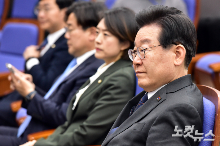 더불어민주당 이재명 대표가 25일 서울 여의도 국회에서 열린 의원총회에 참석하고 있다. 윤창원 기자