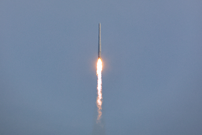 25일 오후 전남 고흥군 나로우주센터에서 국내 처음으로 실용 위성을 탑재해 3차 발사된 누리호(KSLV-Ⅱ)가 우주로 향하고 있다. 연합뉴스