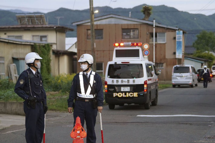 총기류 발사 사건 후 현장 통제에 나선 일본 경찰. 연합뉴스