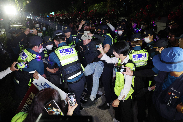 경찰, 금속노조 야간문화제 전격 봉쇄…참가자 3명 체포