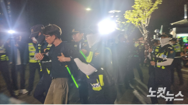 경찰, 금속노조 야간문화제 '강제해산'…"불법 야간집회" 선포(종합)